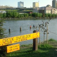 Angeln in der Stadt am Ship Creek <br> Foto: Grant Klotz