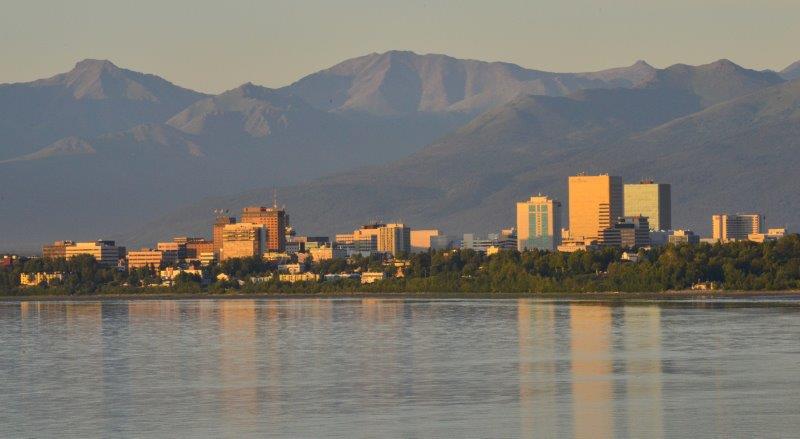 Anchorage mit Chugach Mountains <br> Foto: Roy Neese