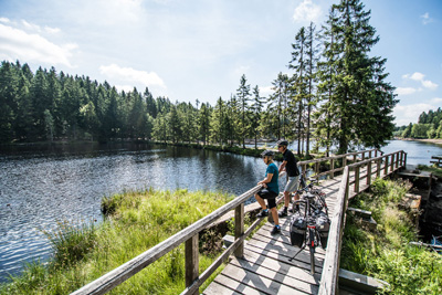 Trail-Spaß beim Downhillbiken oder Bike-Ausflug mit Badestopp